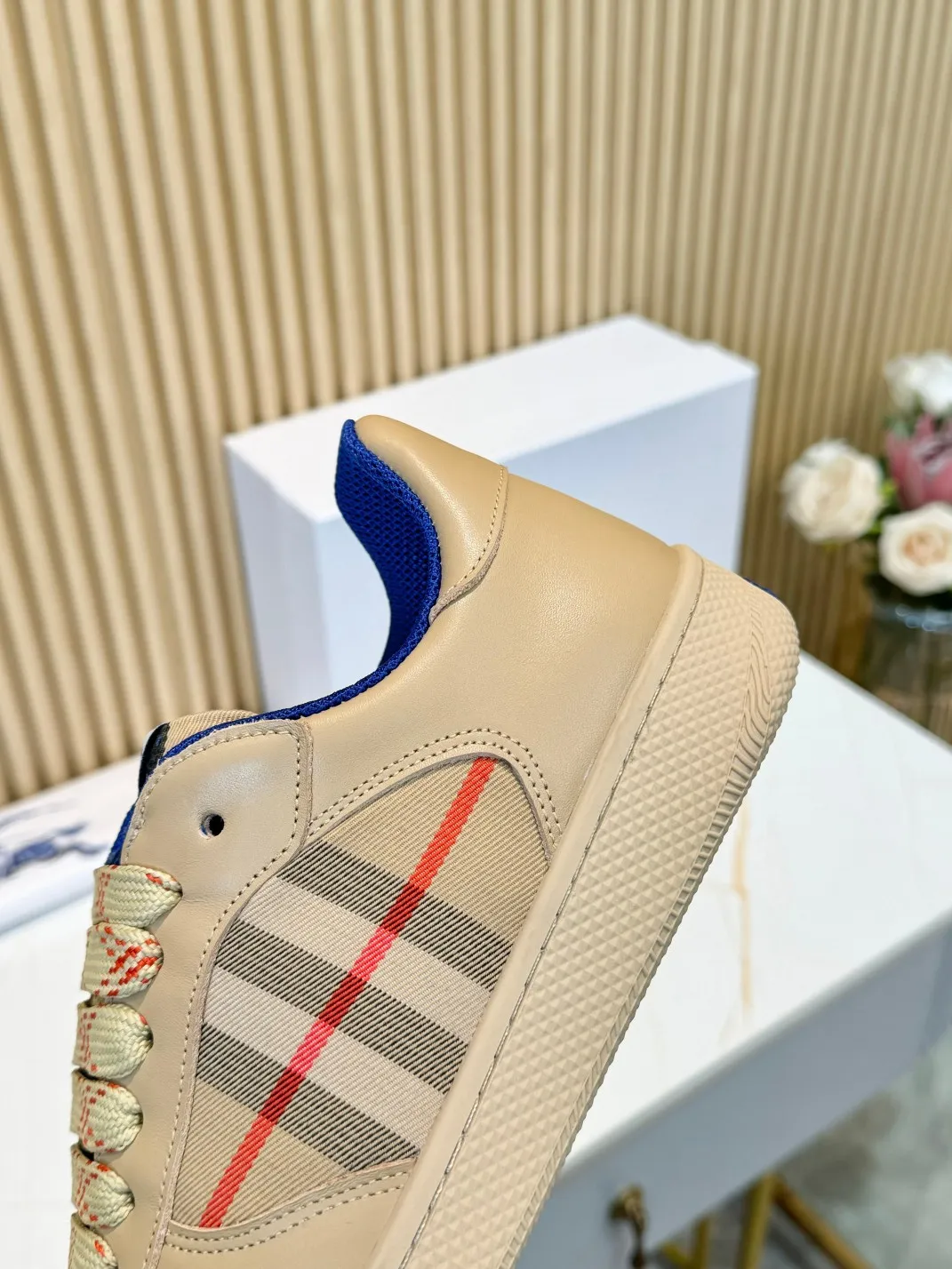 Men's men's shoes 💰560 Burberry's 2024 hot model is released. After three years, the classic plaid returns. It is versatile and decorated with worsted Burberry plaid pattern. Featuring a mesh lining and checkered laces, the rubber sole features the archive Burberry monogram. From Burberry's iconic collection, these wardrobe staples are interpreted with the brand's signature style.   ✅Fabric: classic cotton + silk cowhide ✅Lining: original board lining, silk cowhide lining for feet ✅Outsole: TPU ✅Color: apricot ✅Code number: 35-45 for men and women (35, 45 customized)